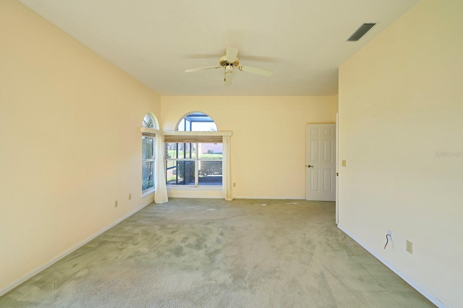 Listing photo id 16 for 475 Arrowmount Place