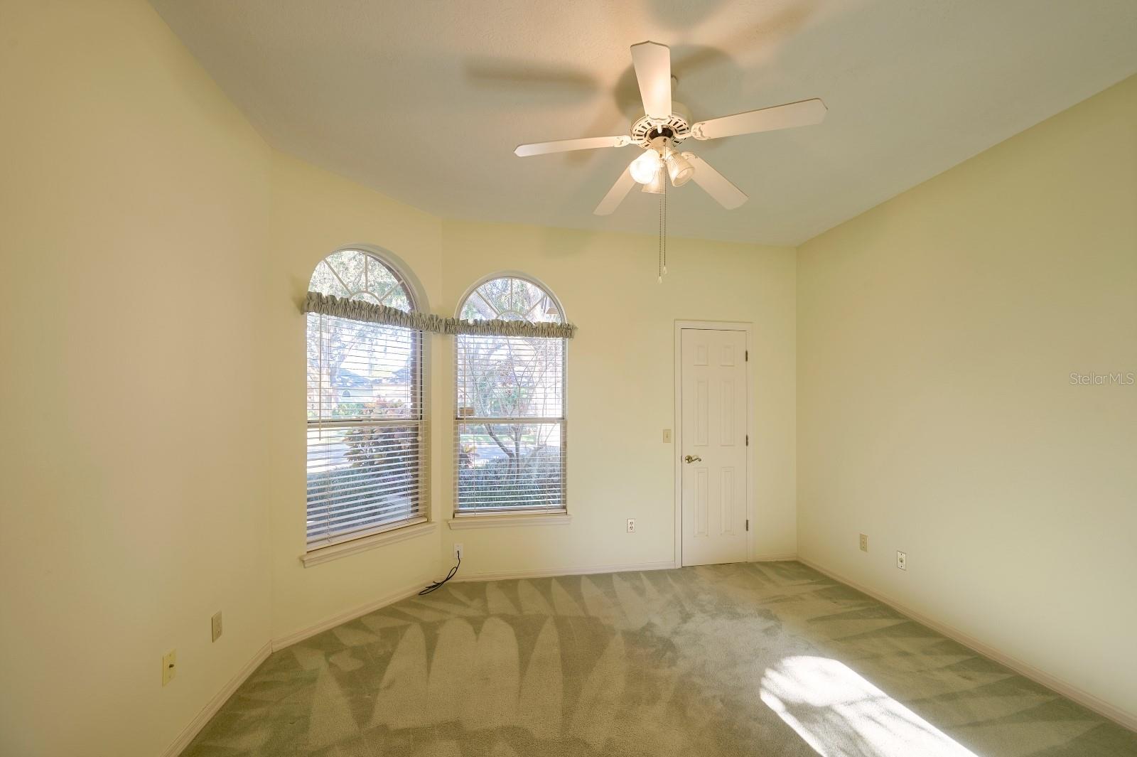 Listing photo id 25 for 475 Arrowmount Place