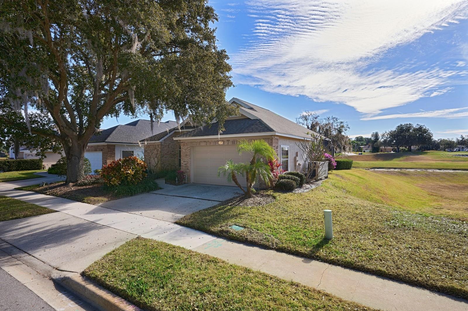 Listing photo id 2 for 475 Arrowmount Place