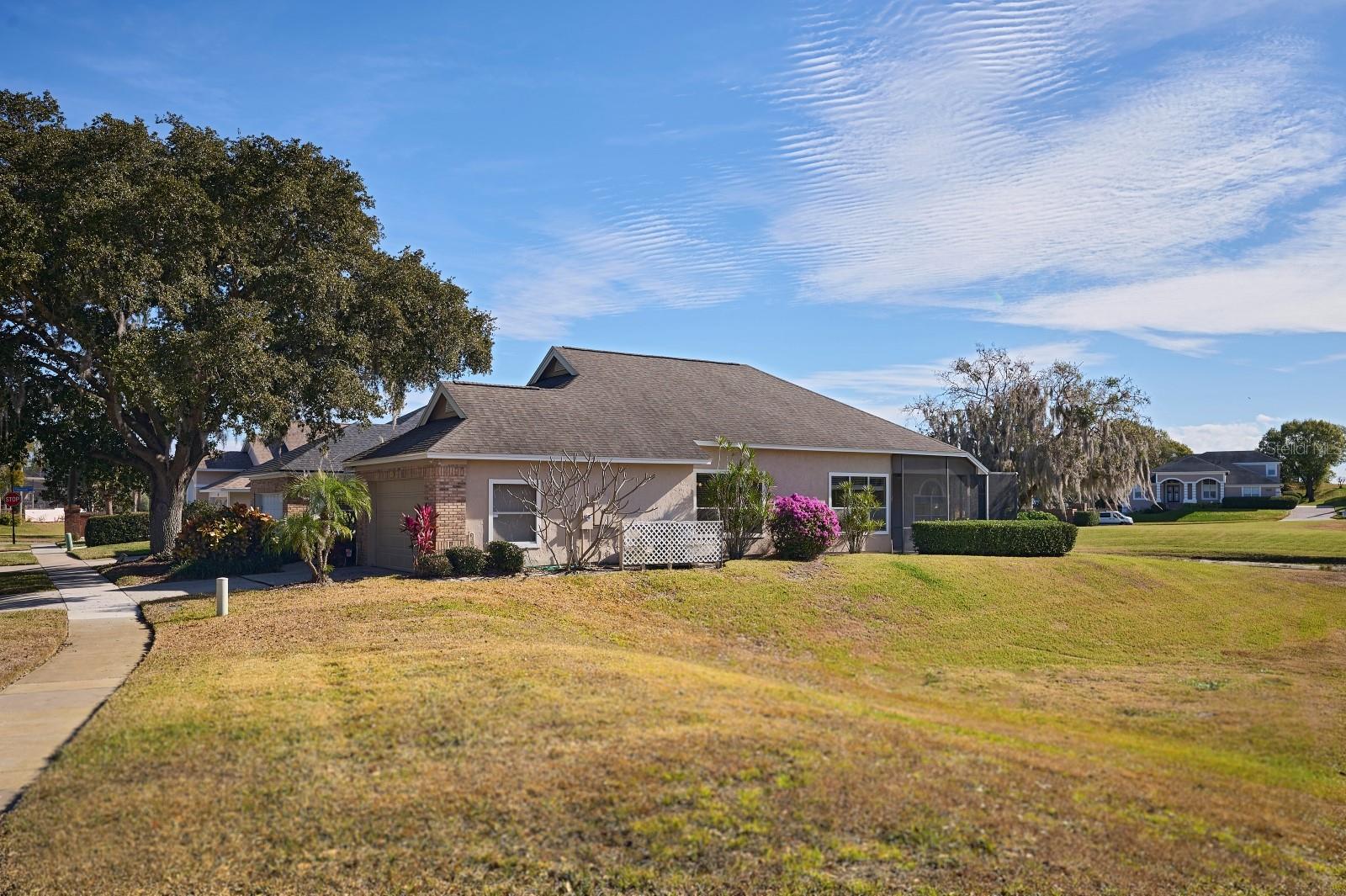 Listing photo id 3 for 475 Arrowmount Place