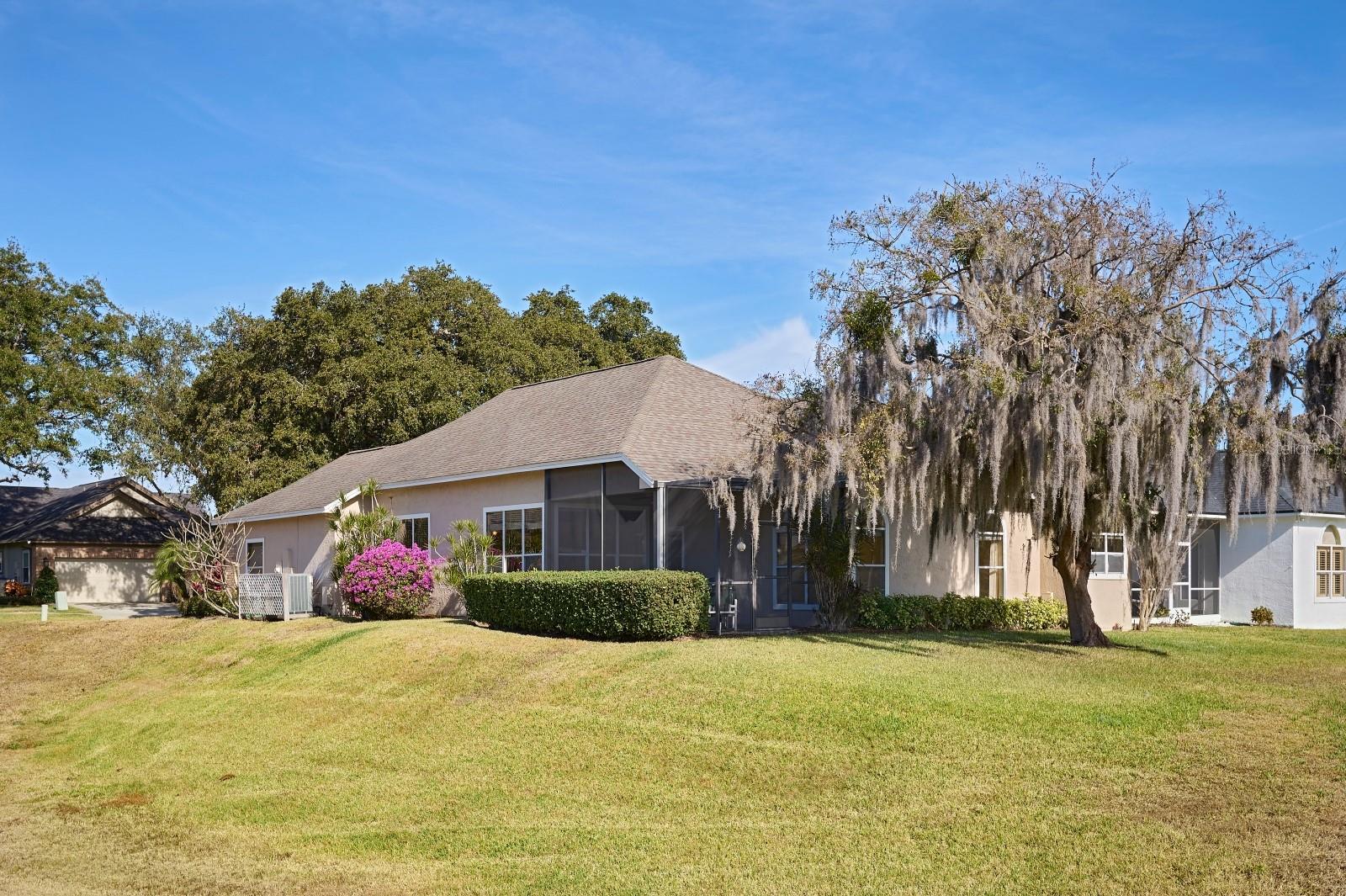 Listing photo id 4 for 475 Arrowmount Place