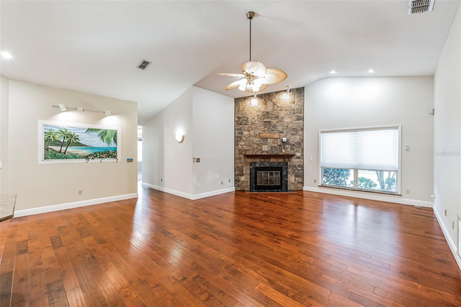 Image 8 of 41 For 109 Estates Circle