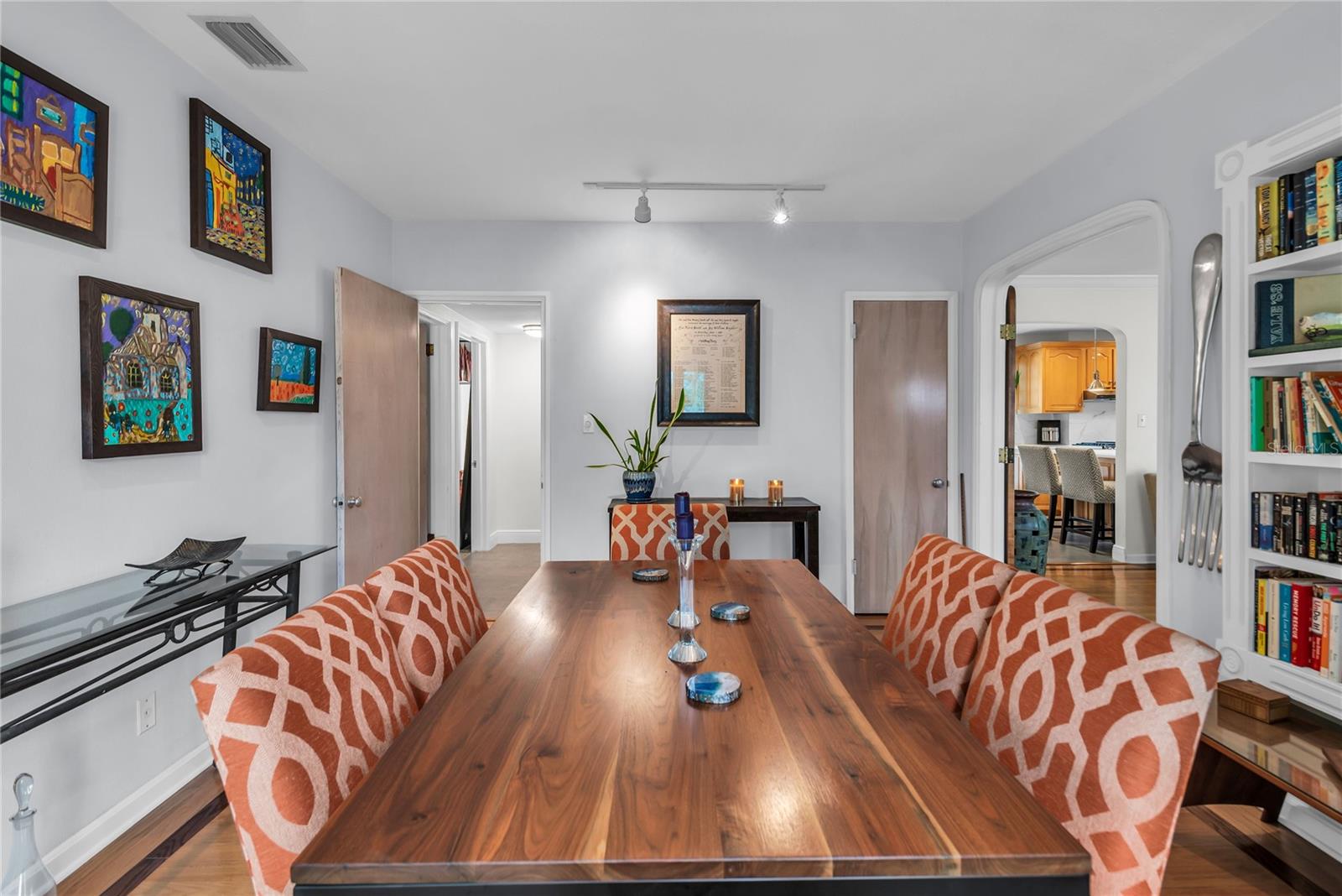 Image 11 of 54 For 854 Edgewater Drive