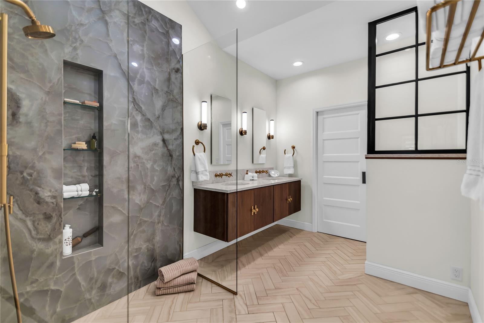 Image 28 of 54 For 854 Edgewater Drive