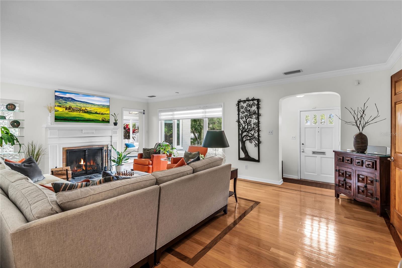 Image 7 of 54 For 854 Edgewater Drive