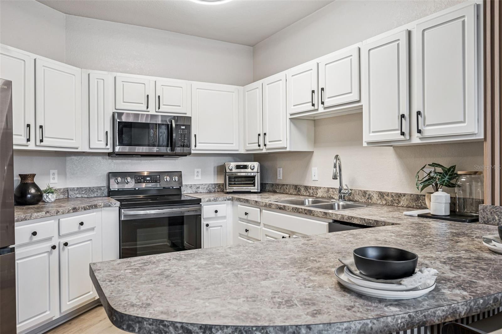 Image 6 of 35 For 911 Orange Avenue 548