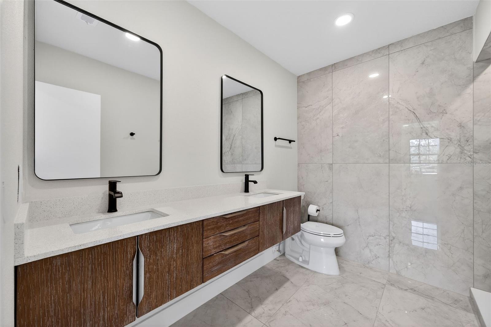 Image 18 of 34 For 908 Hillary Court 15