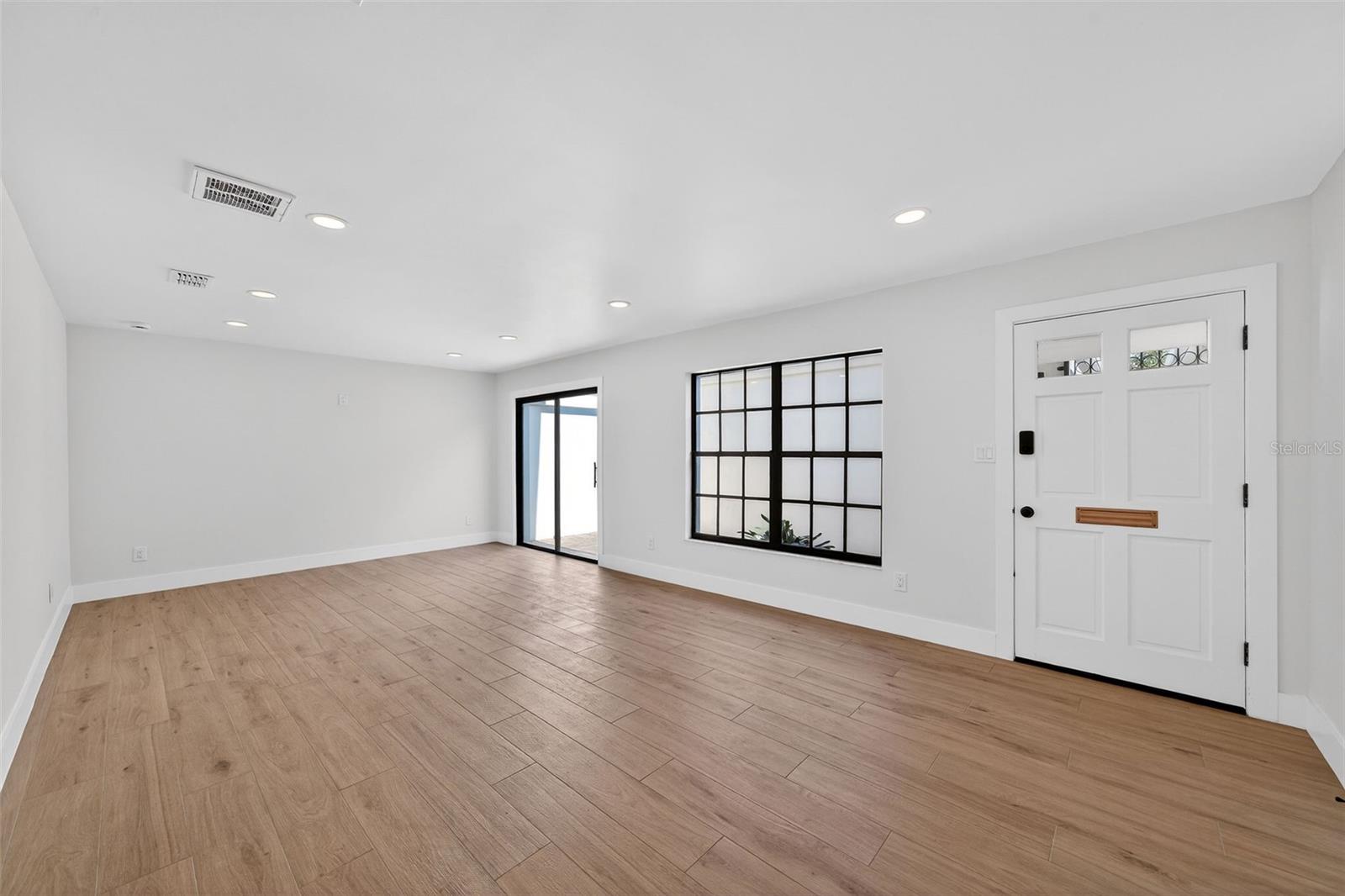 Image 4 of 34 For 908 Hillary Court 15