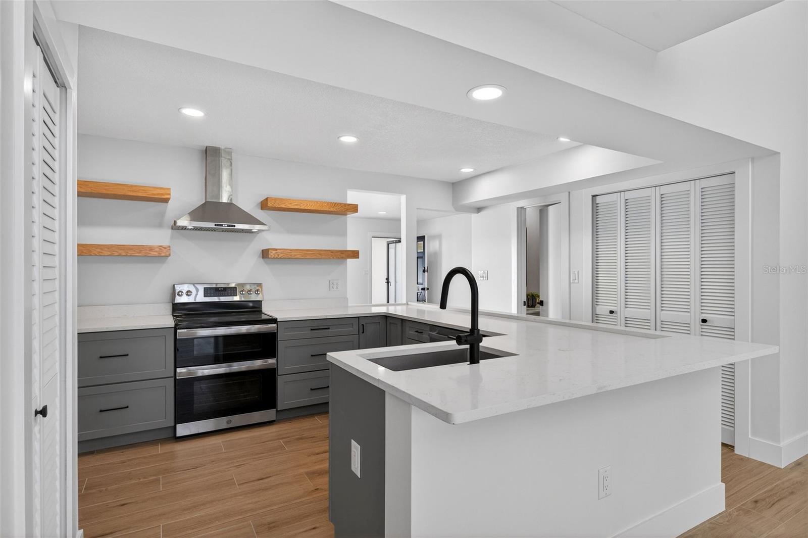 Image 6 of 34 For 908 Hillary Court 15