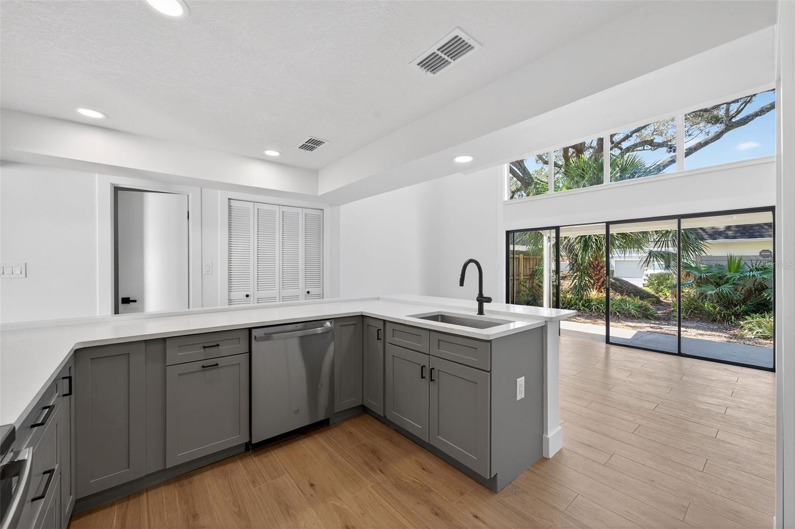 Image 8 of 34 For 908 Hillary Court 15