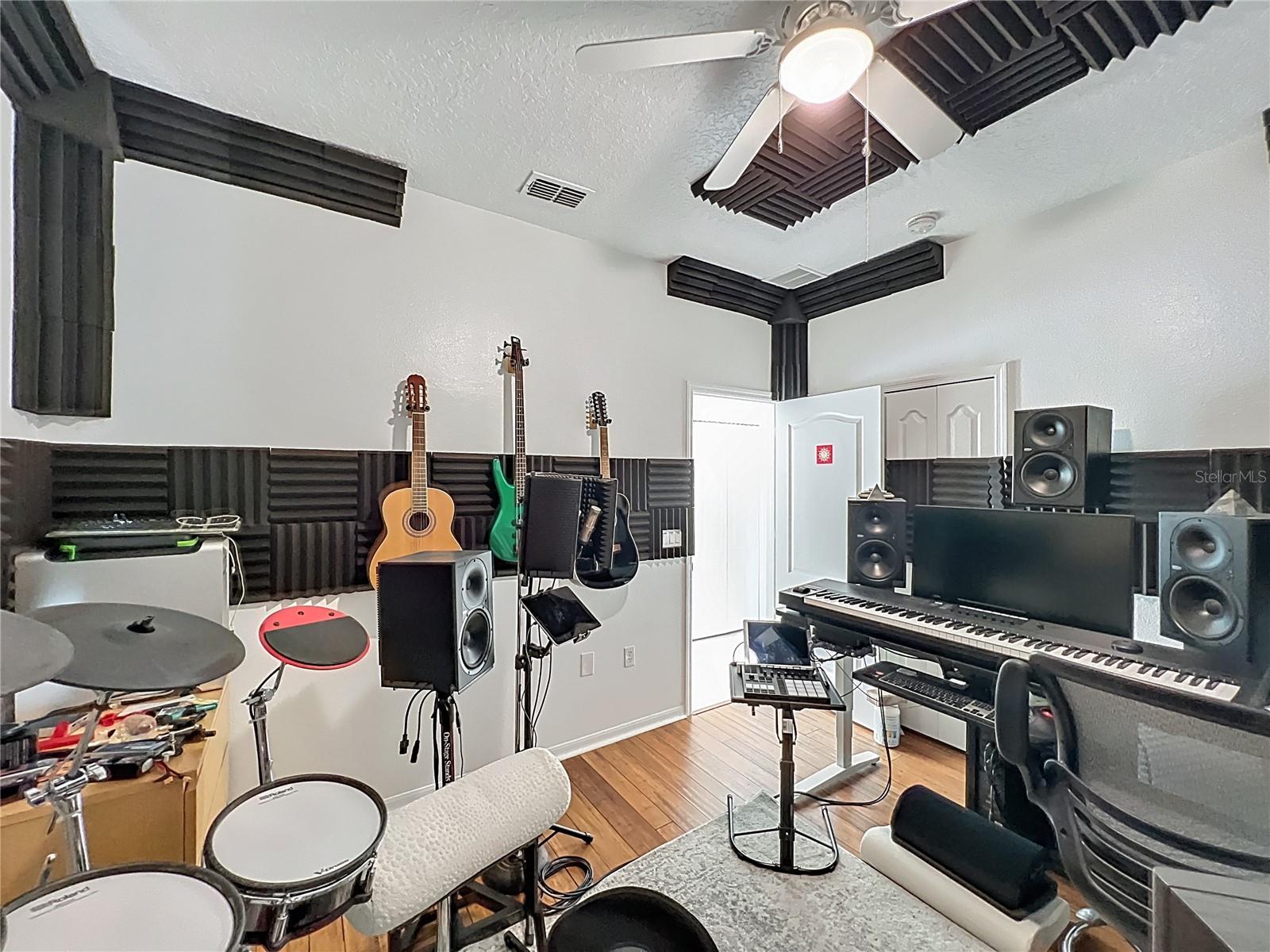 Image 25 of 40 For 4110 Andover Cay Boulevard