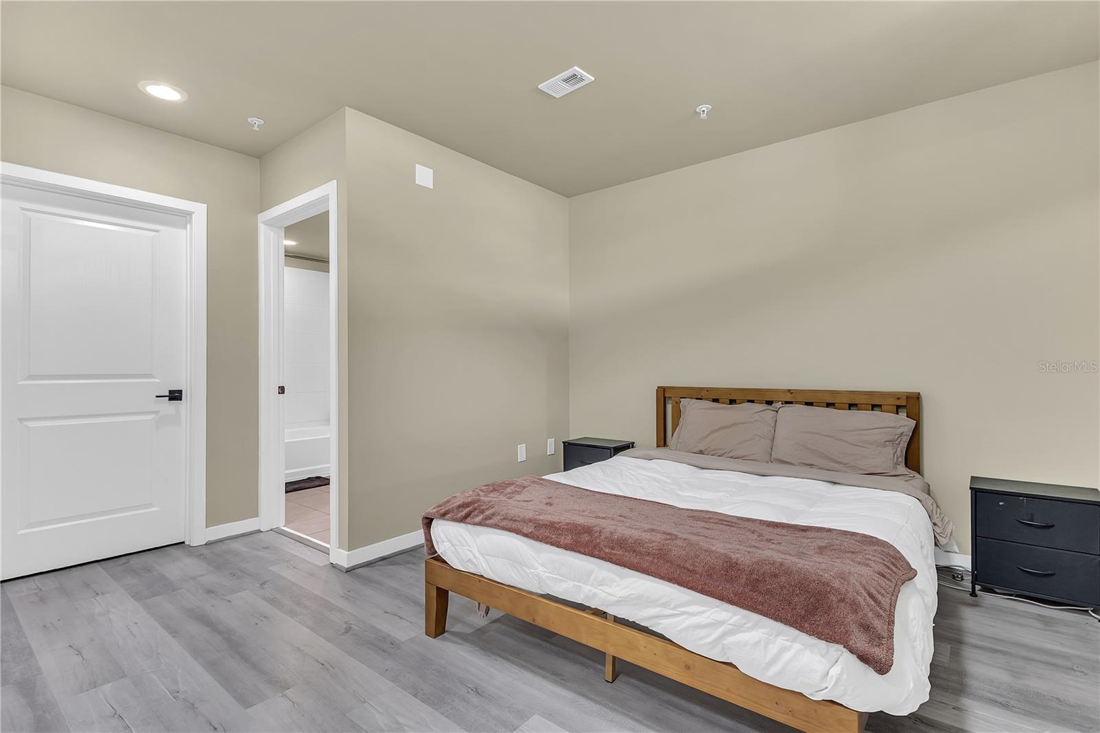 Image 15 of 37 For 155 Court Avenue 1506