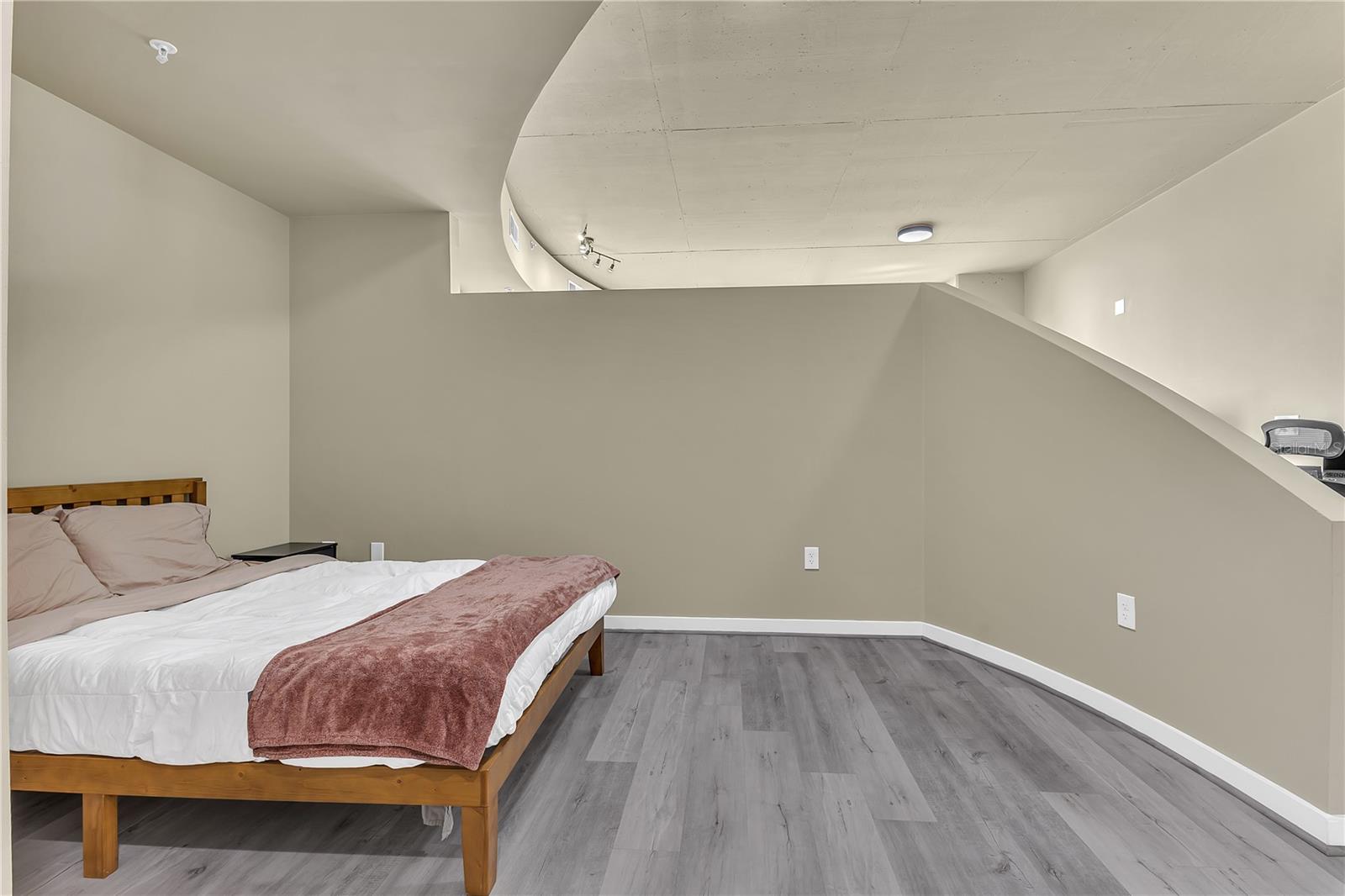 Image 16 of 37 For 155 Court Avenue 1506