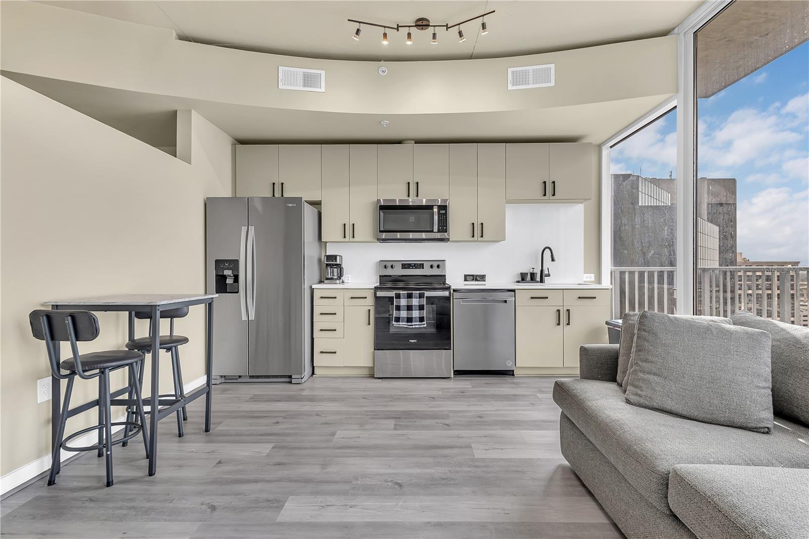 Image 6 of 37 For 155 Court Avenue 1506