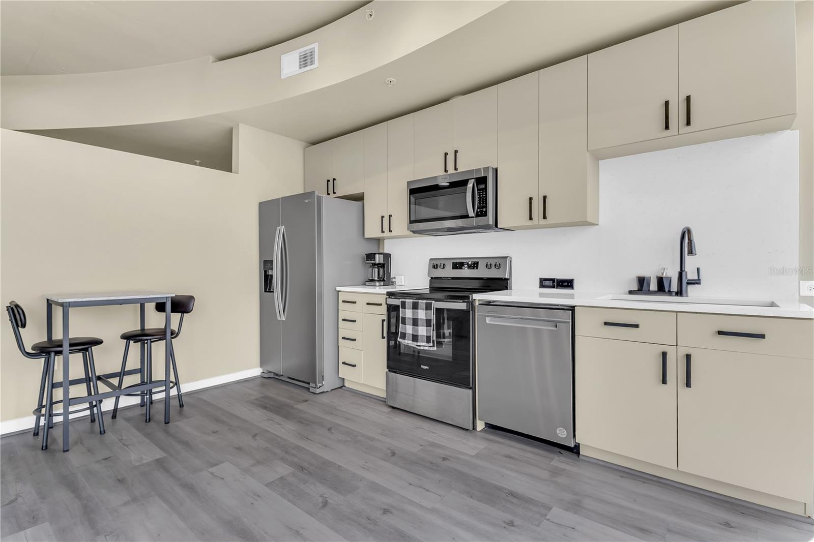 Image 7 of 37 For 155 Court Avenue 1506