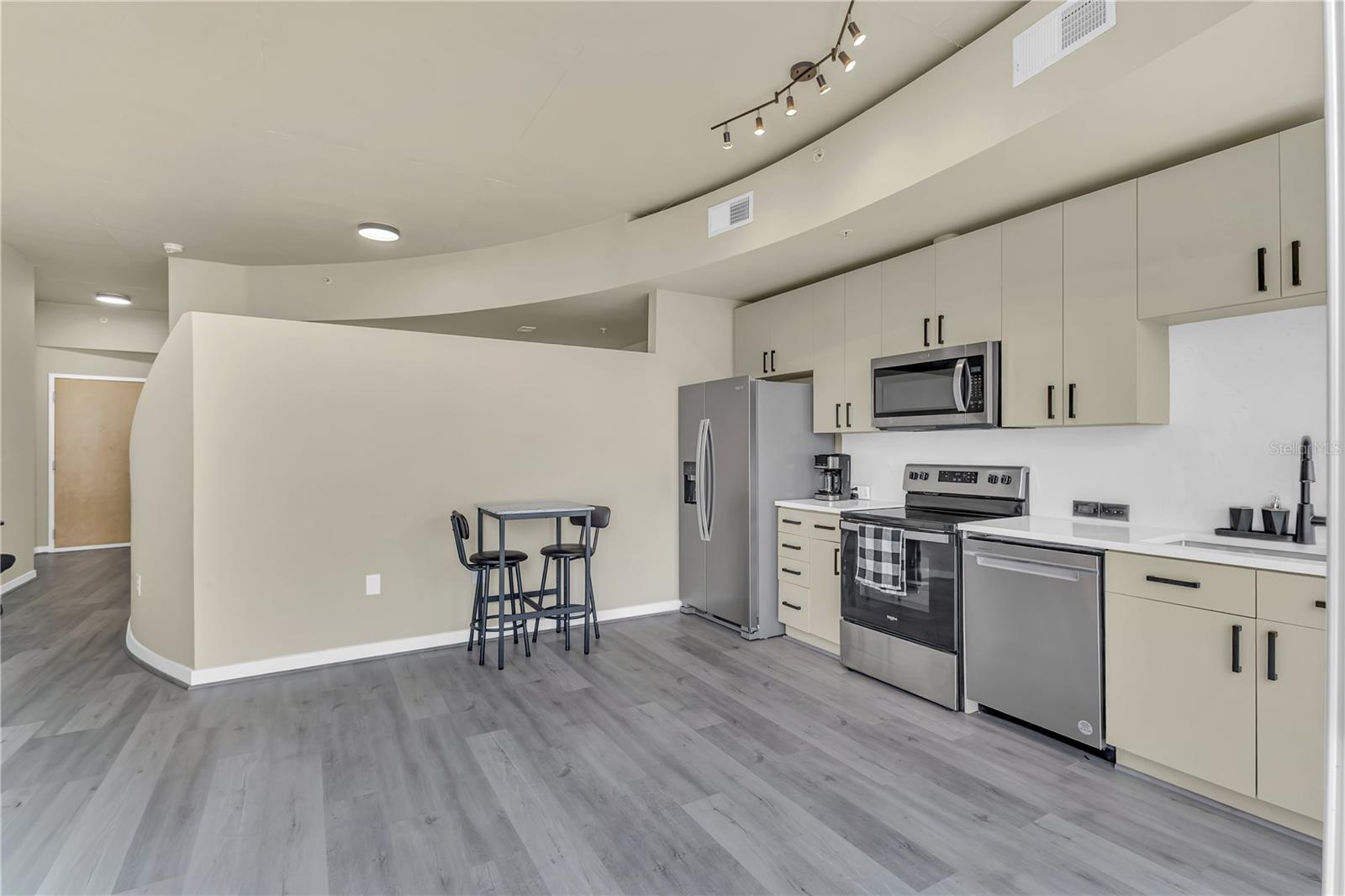 Image 8 of 37 For 155 Court Avenue 1506