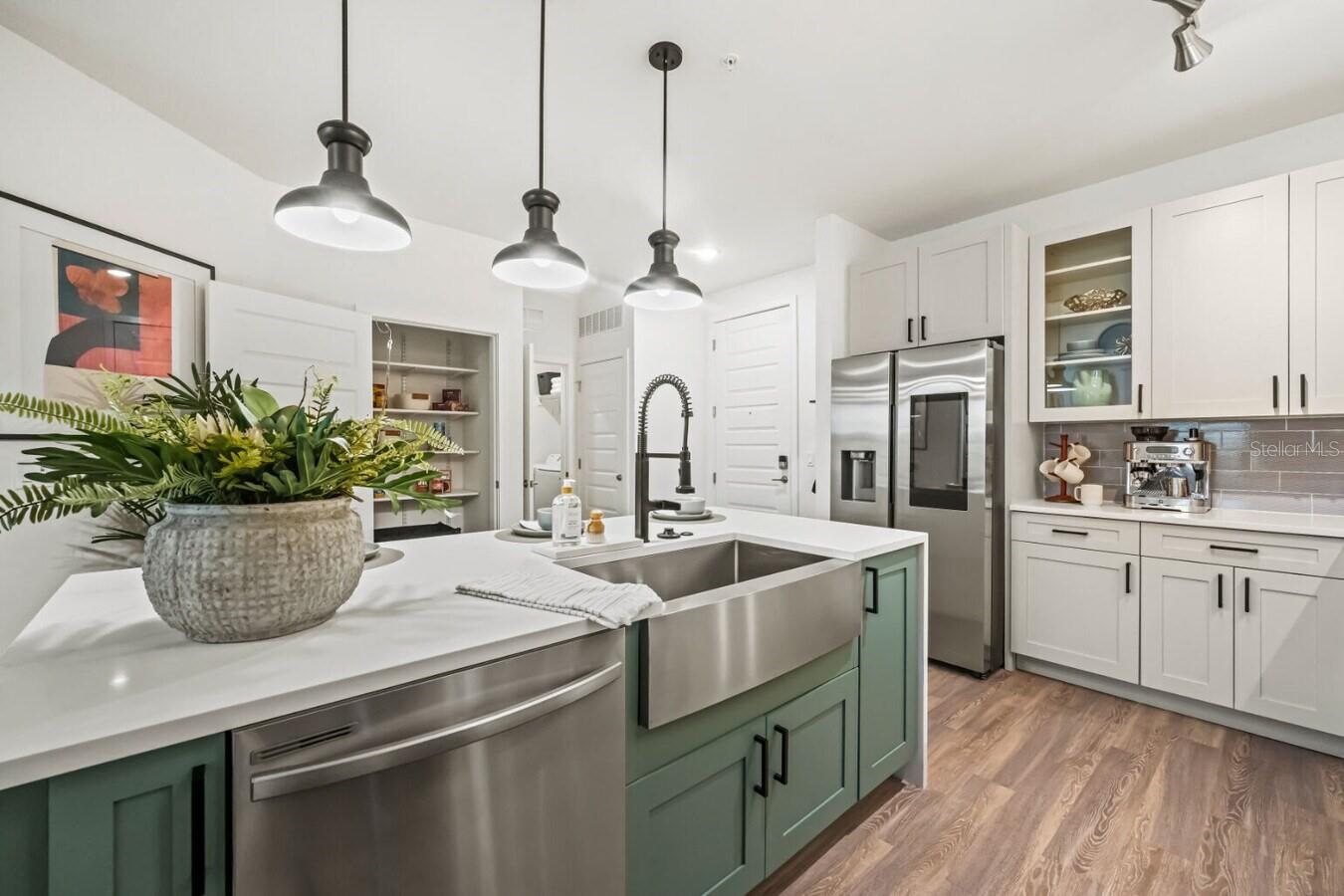 Image 20 of 35 For 6000 Paradiso Grande Boulevard B2