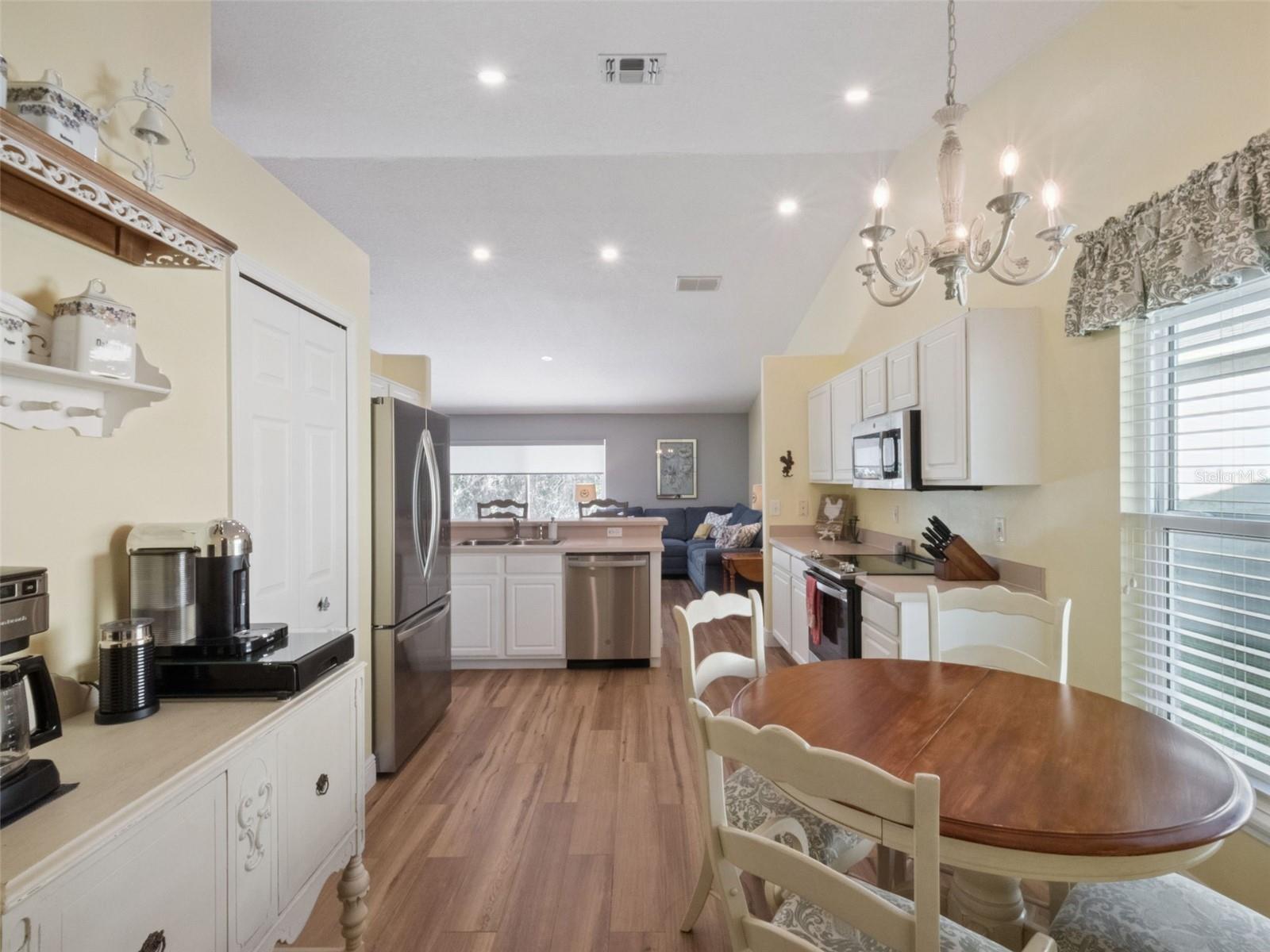 Image 10 of 34 For 470 Wellesly Street