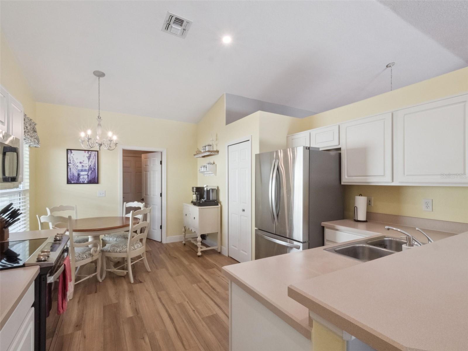 Image 11 of 34 For 470 Wellesly Street