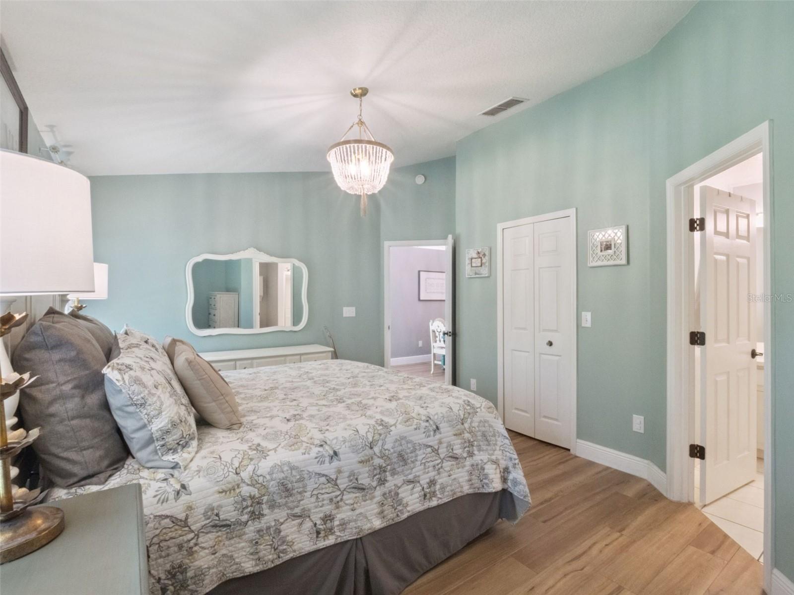 Image 14 of 34 For 470 Wellesly Street