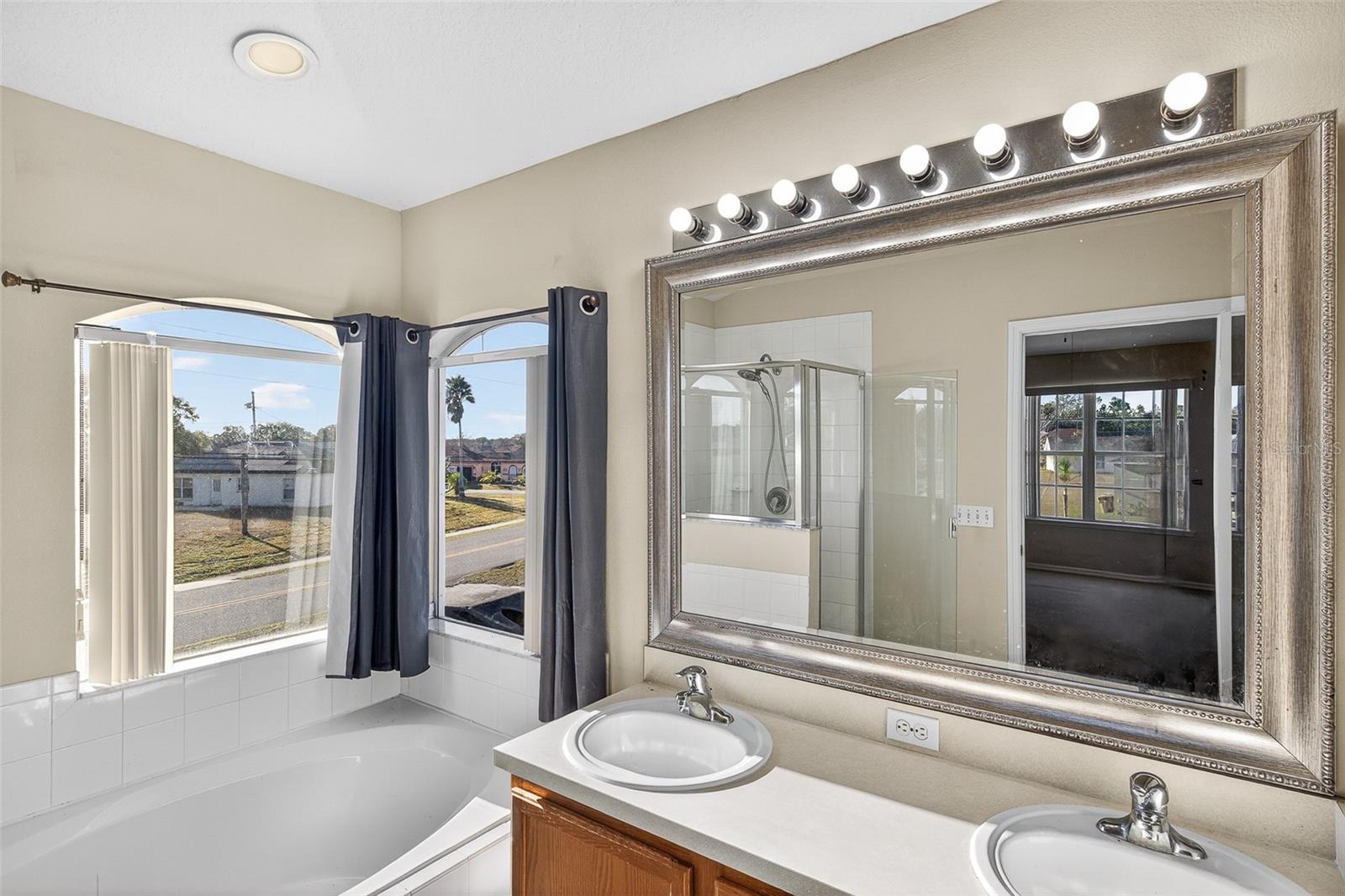 Image 29 of 60 For 1001 Dampierre Court