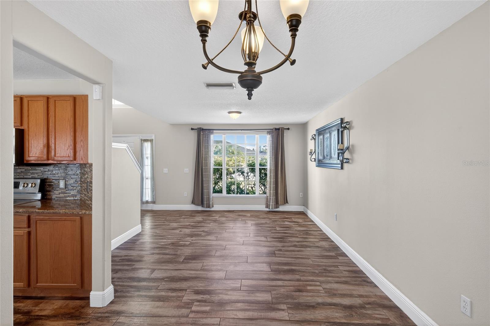 Image 6 of 60 For 1001 Dampierre Court