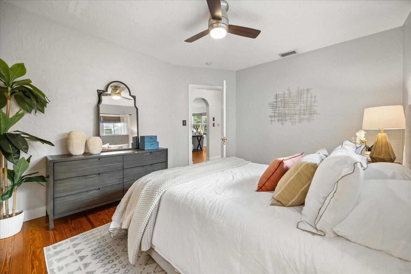 Image 16 of 32 For 230 Esther Street