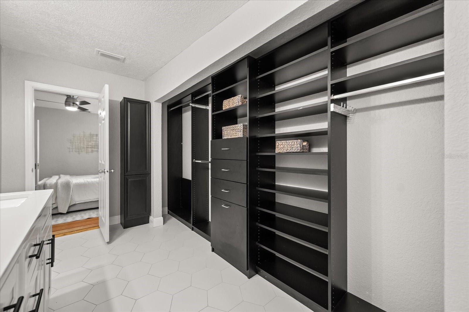 Image 19 of 32 For 230 Esther Street