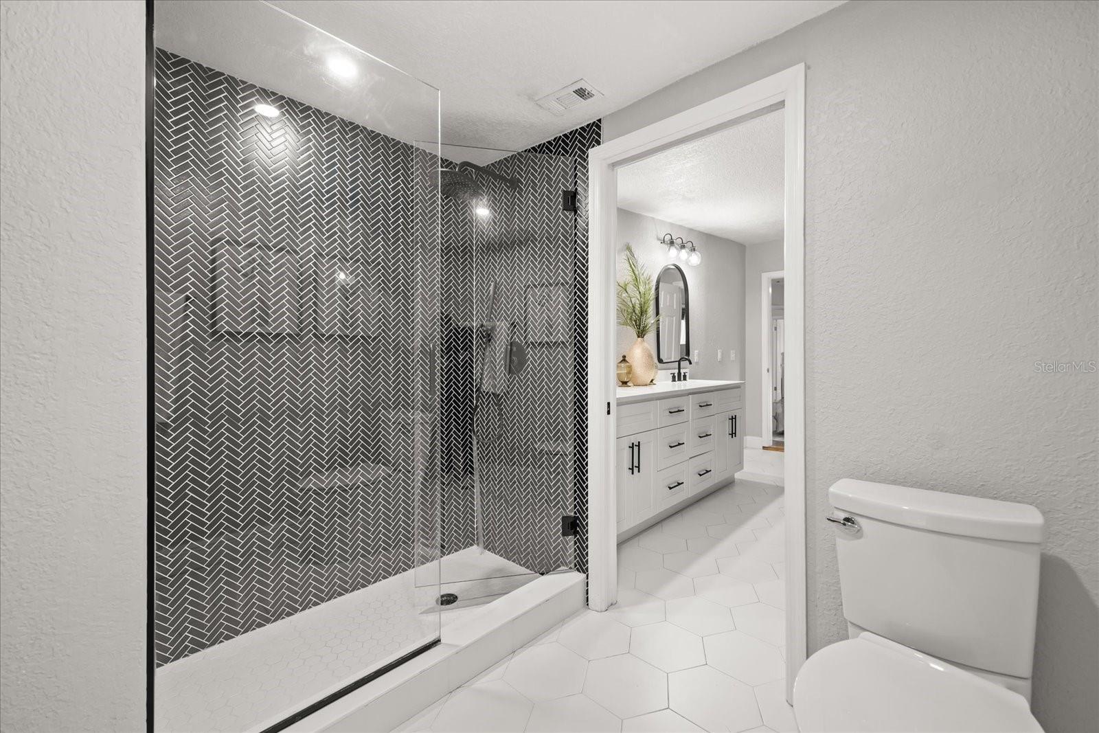 Image 21 of 32 For 230 Esther Street