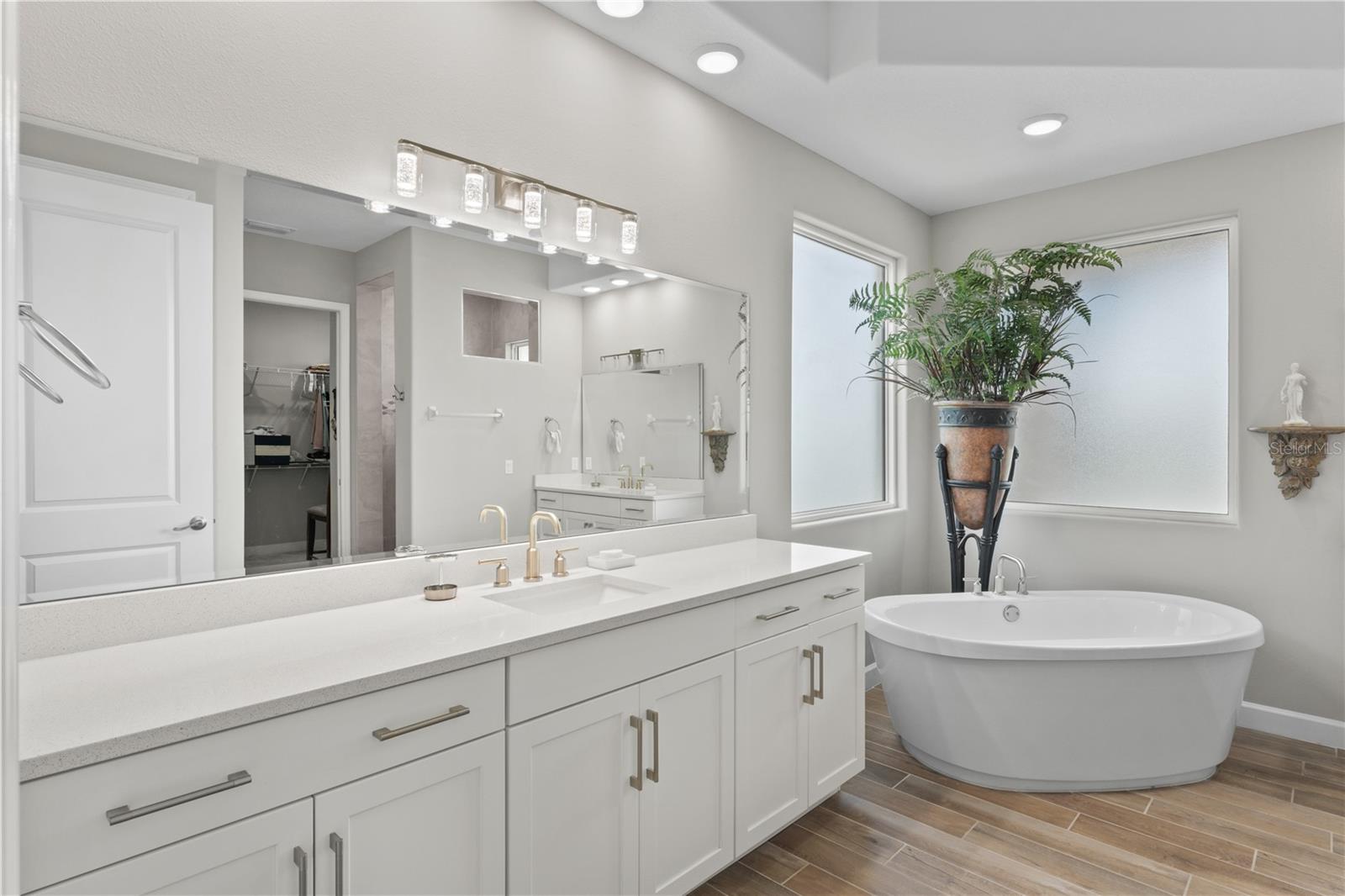 Image 24 of 57 For 215 Hampton Loop