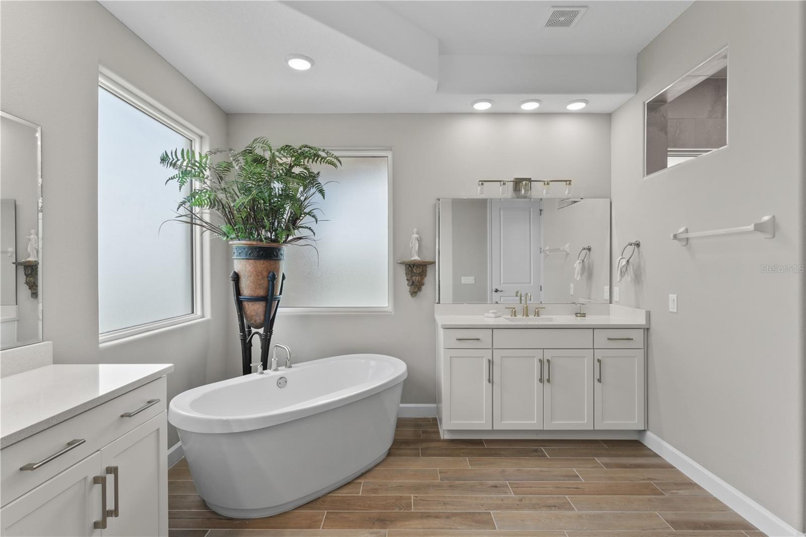 Image 25 of 57 For 215 Hampton Loop