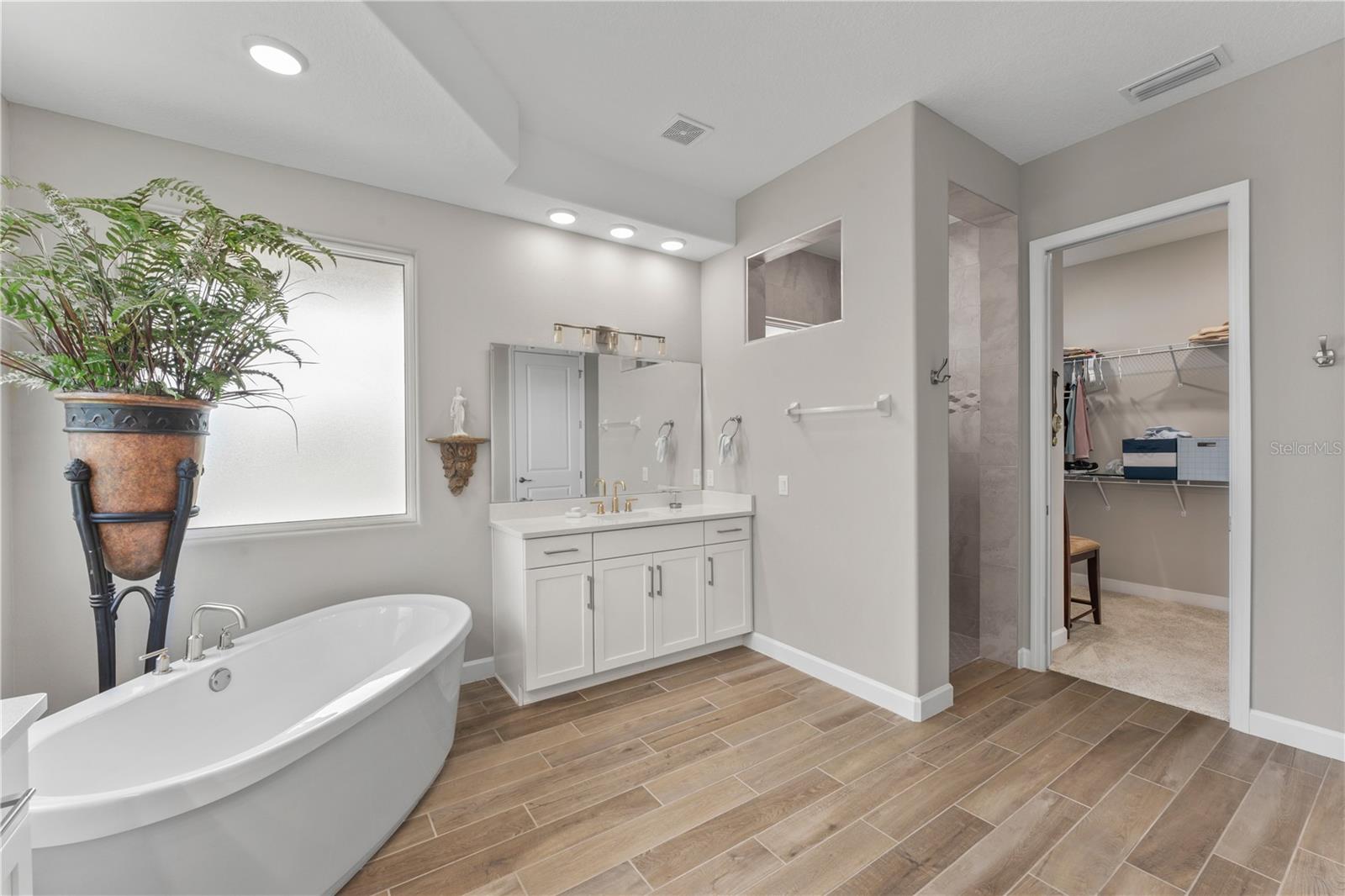 Image 26 of 57 For 215 Hampton Loop