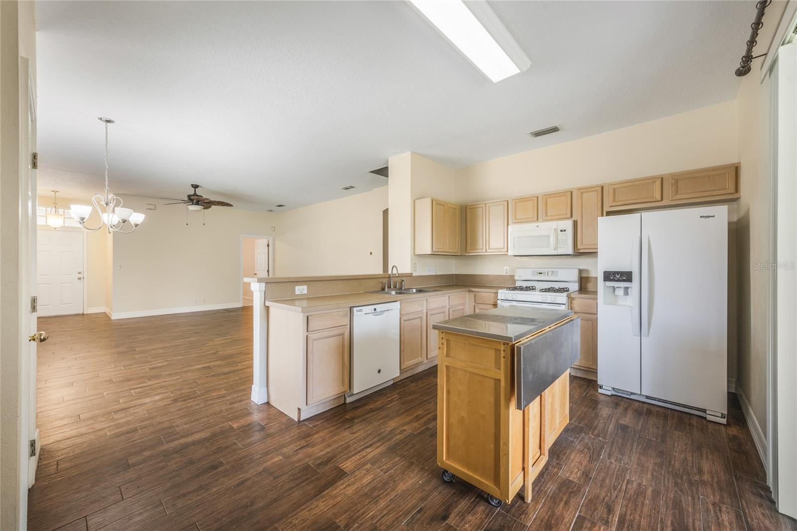 Image 6 of 17 For 100 Wethersfield Court