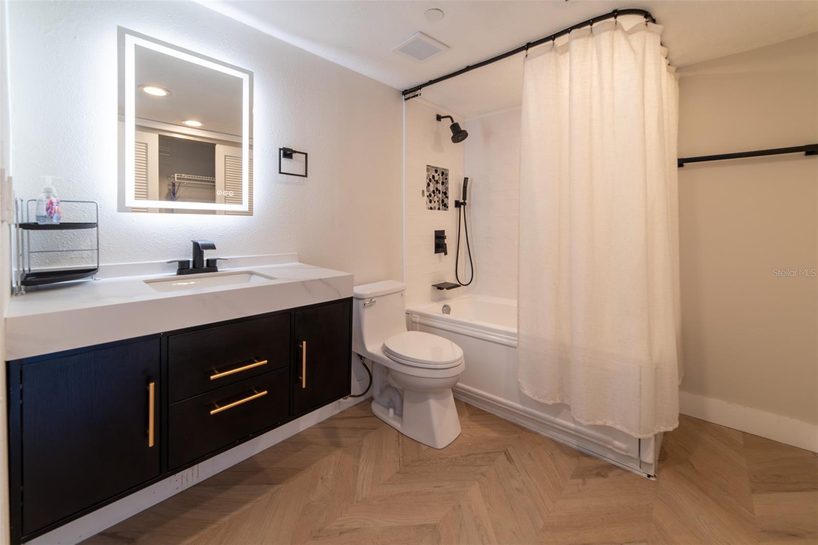 Image 7 of 39 For 400 Colonial Drive 1504