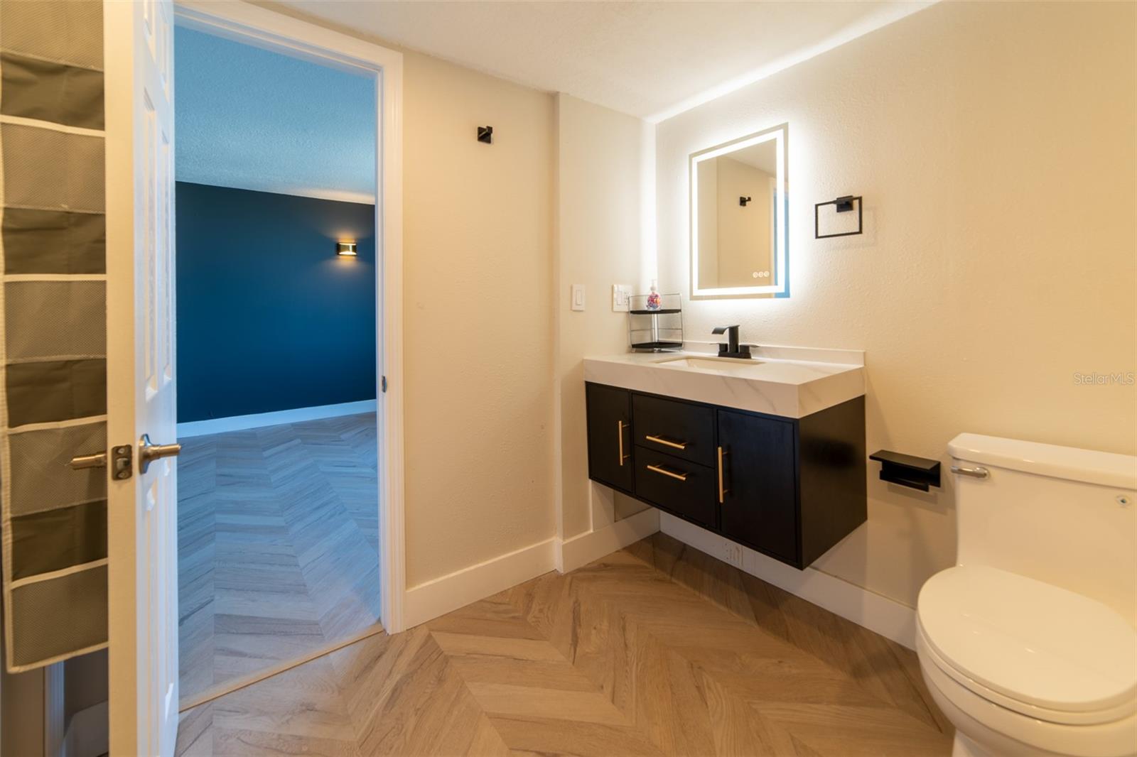 Image 8 of 39 For 400 Colonial Drive 1504