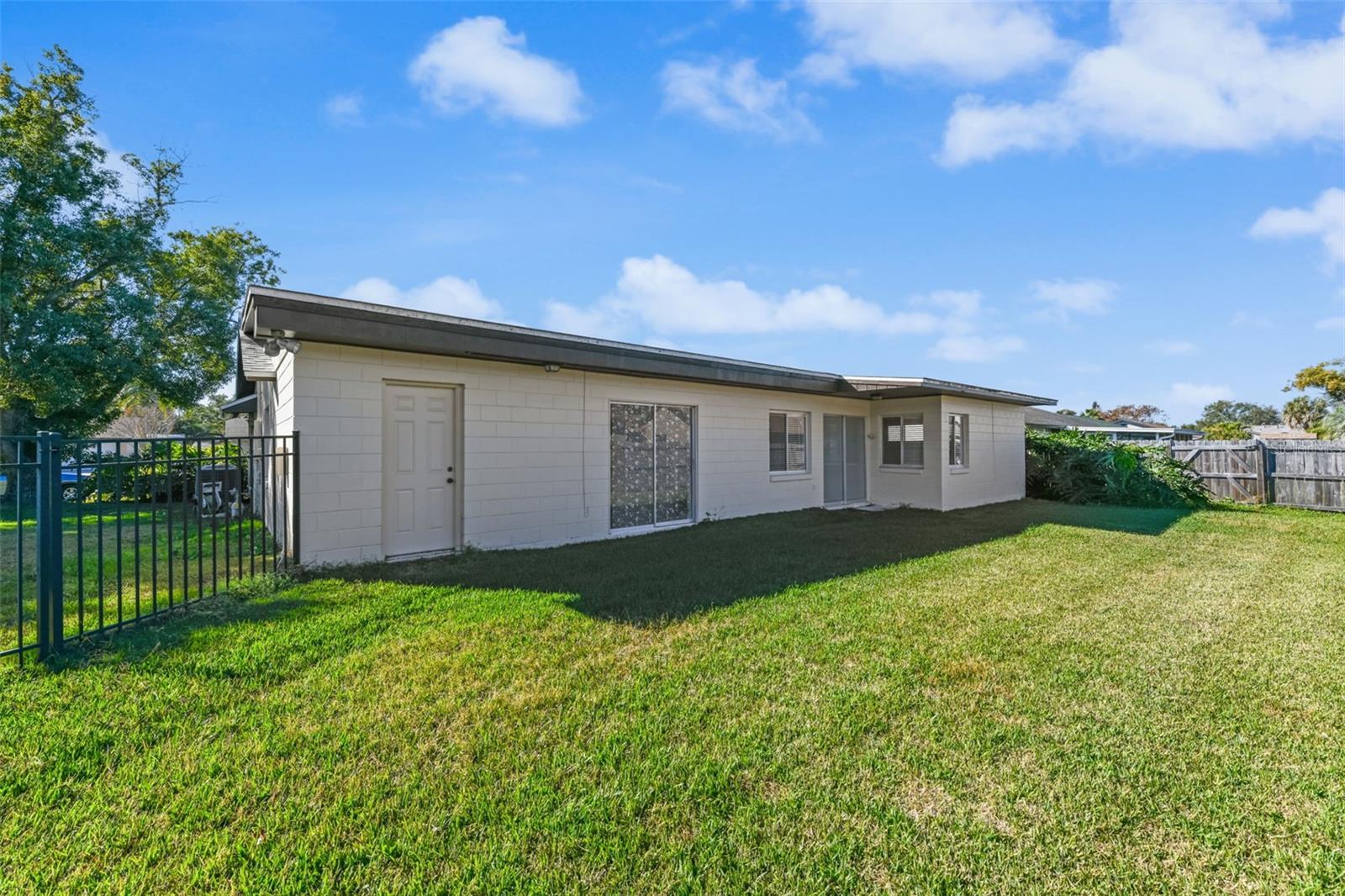 Image 4 of 50 For 2317 Woodleaf Court