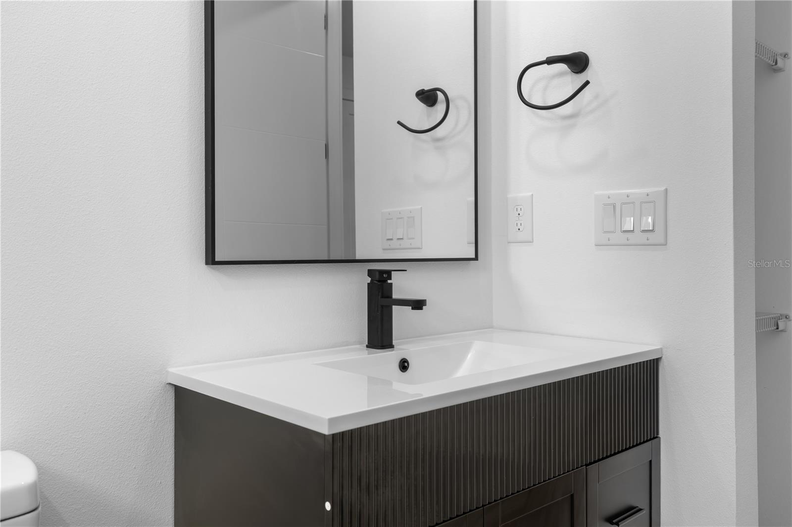 Image 27 of 50 For 143 Barrington Avenue