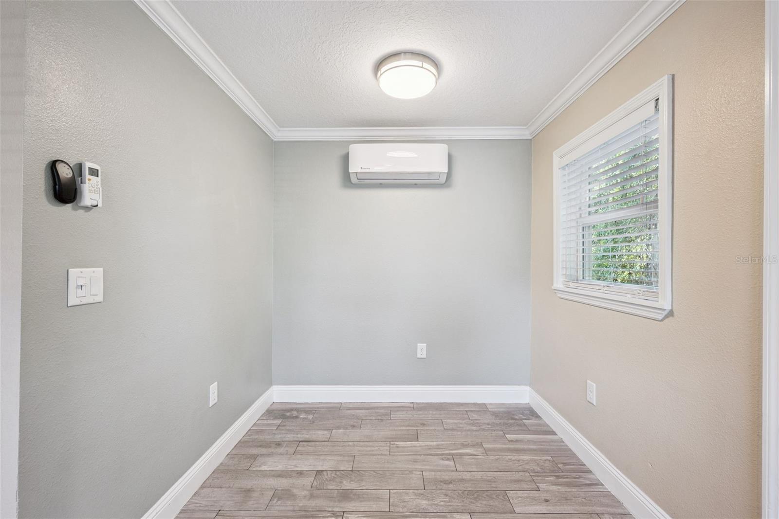 Image 28 of 37 For 352 Cambridge Boulevard