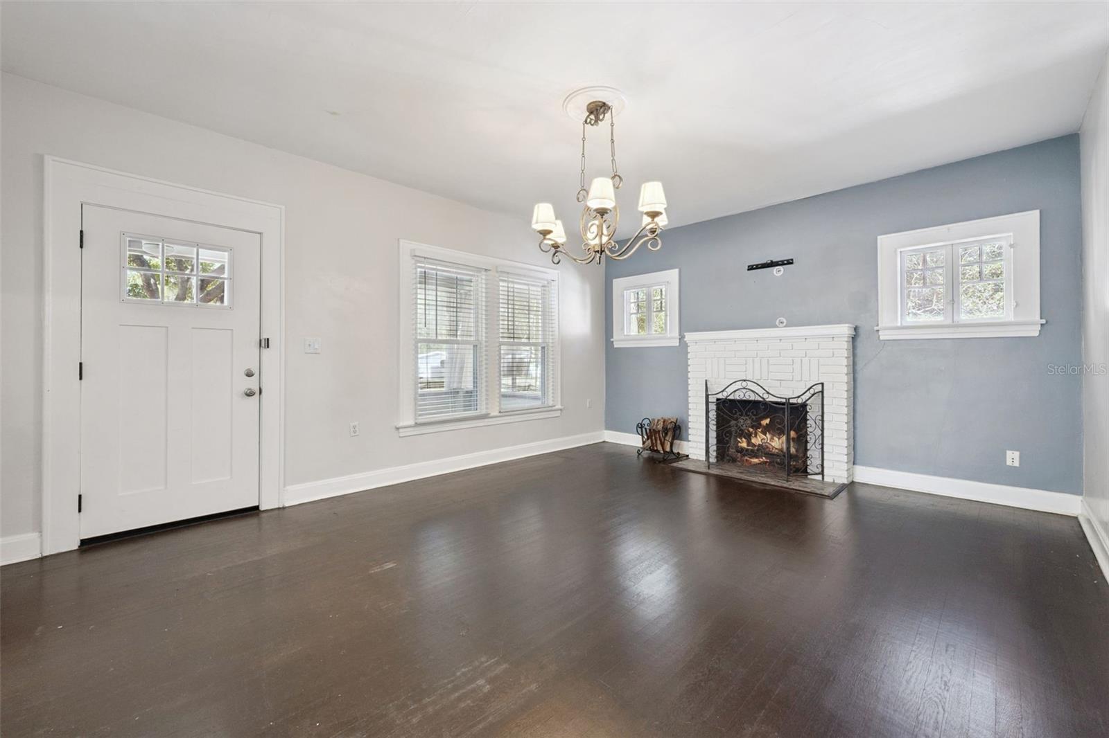 Image 4 of 37 For 352 Cambridge Boulevard