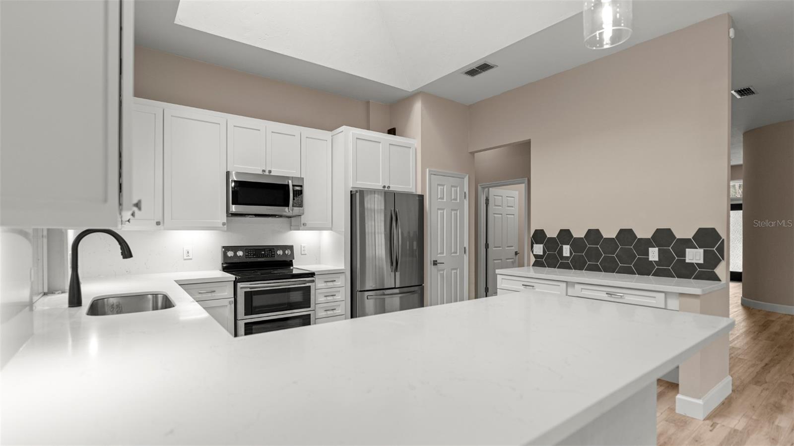 Image 16 of 43 For 9428 39th Avenue