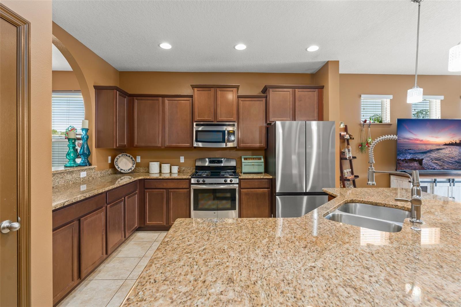 Image 11 of 63 For 4954 Castle Street E