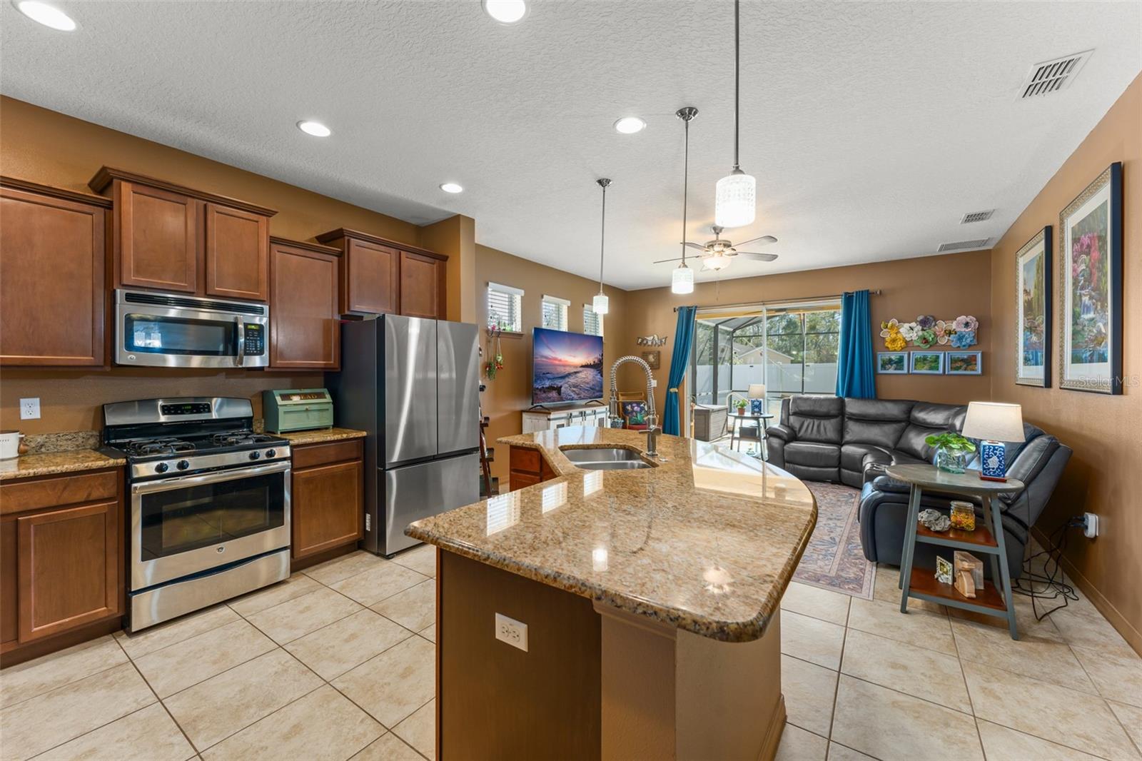 Image 12 of 63 For 4954 Castle Street E