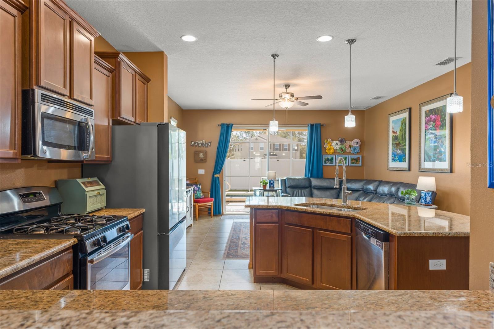 Image 13 of 63 For 4954 Castle Street E