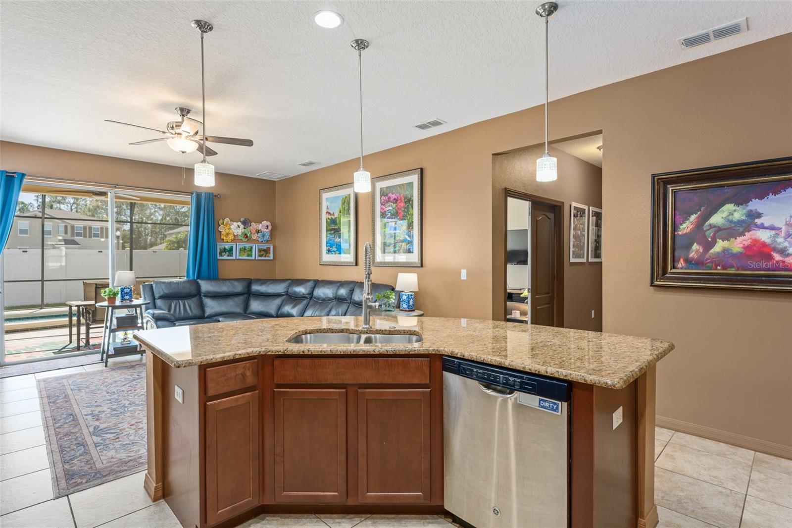 Image 14 of 63 For 4954 Castle Street E