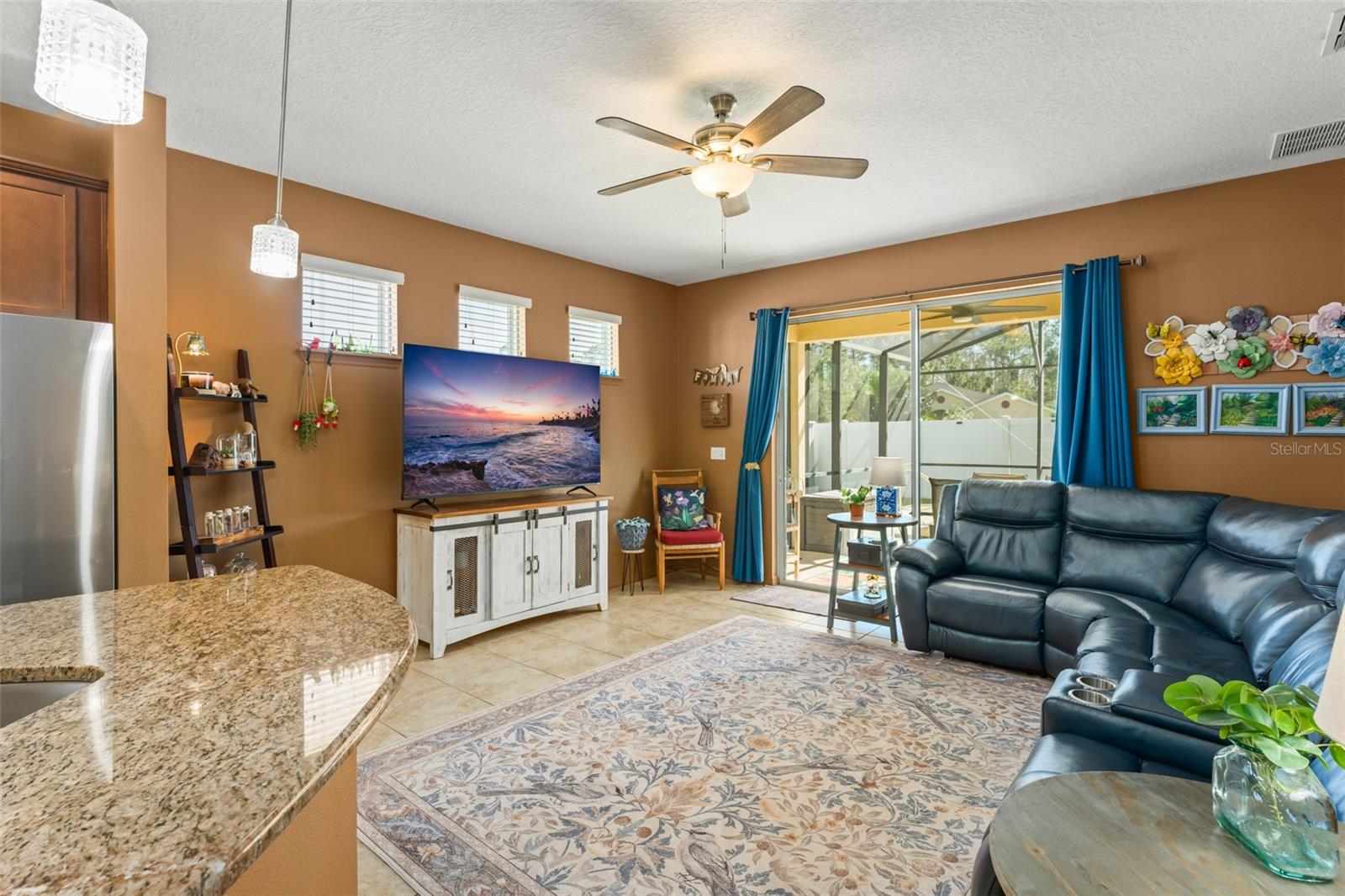 Image 15 of 63 For 4954 Castle Street E