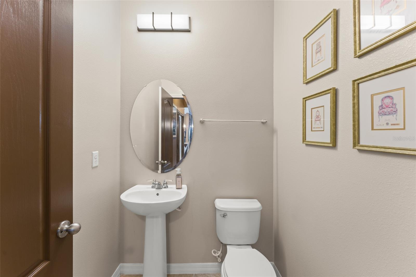 Image 17 of 63 For 4954 Castle Street E