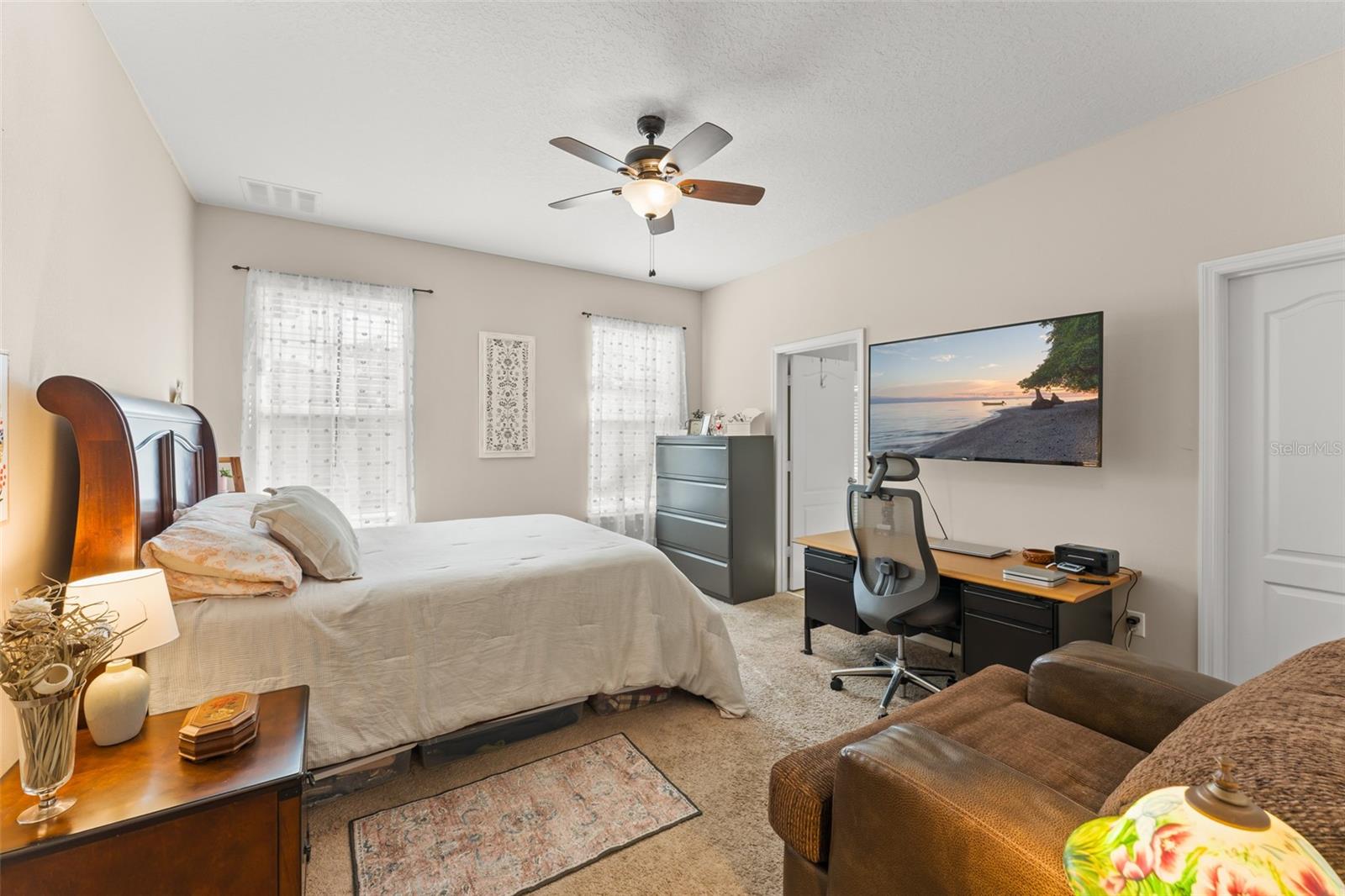 Image 18 of 63 For 4954 Castle Street E