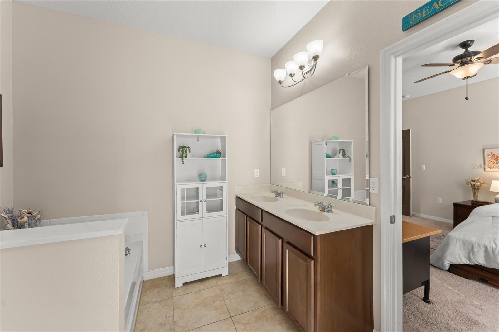 Image 21 of 63 For 4954 Castle Street E