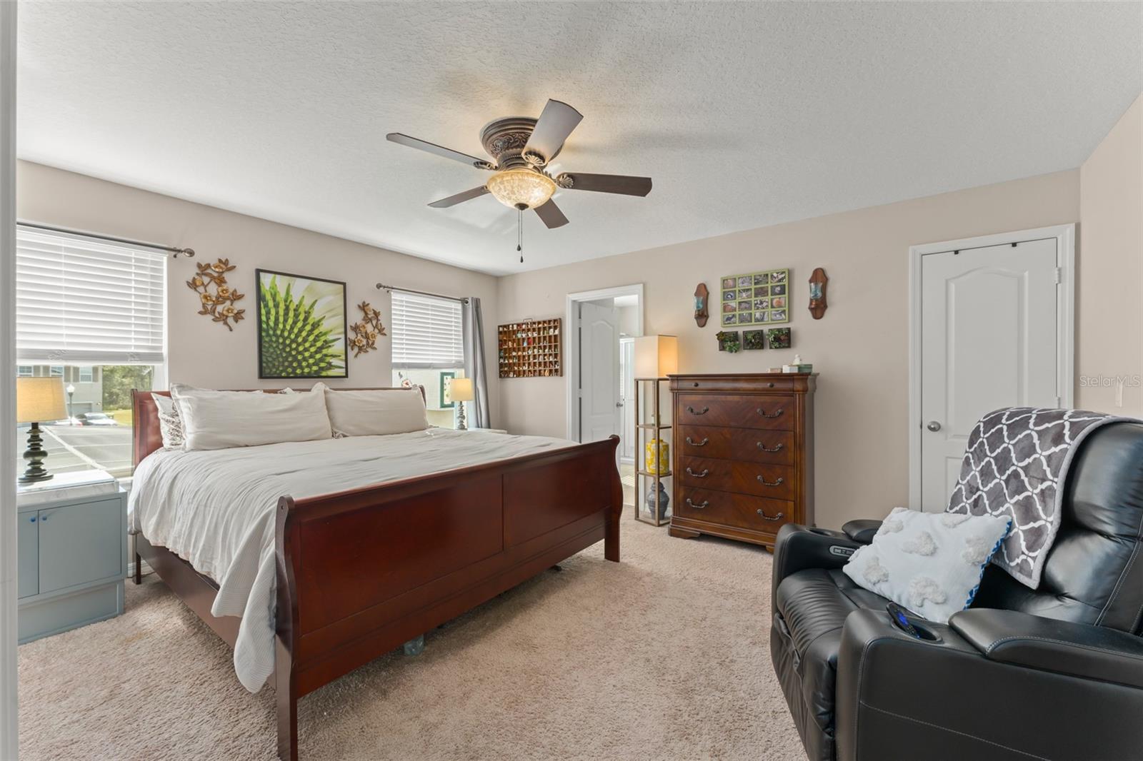 Image 28 of 63 For 4954 Castle Street E