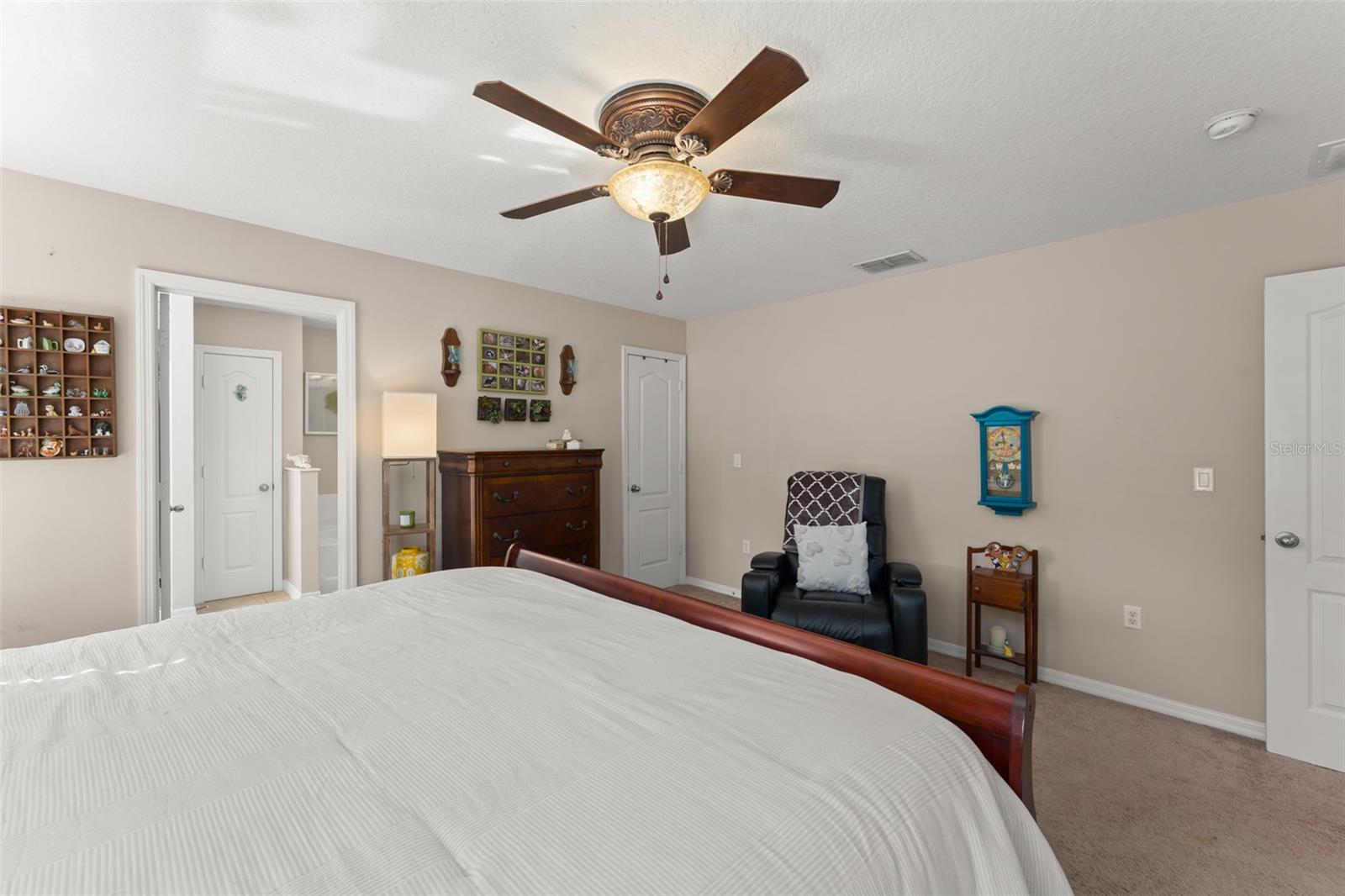 Image 29 of 63 For 4954 Castle Street E